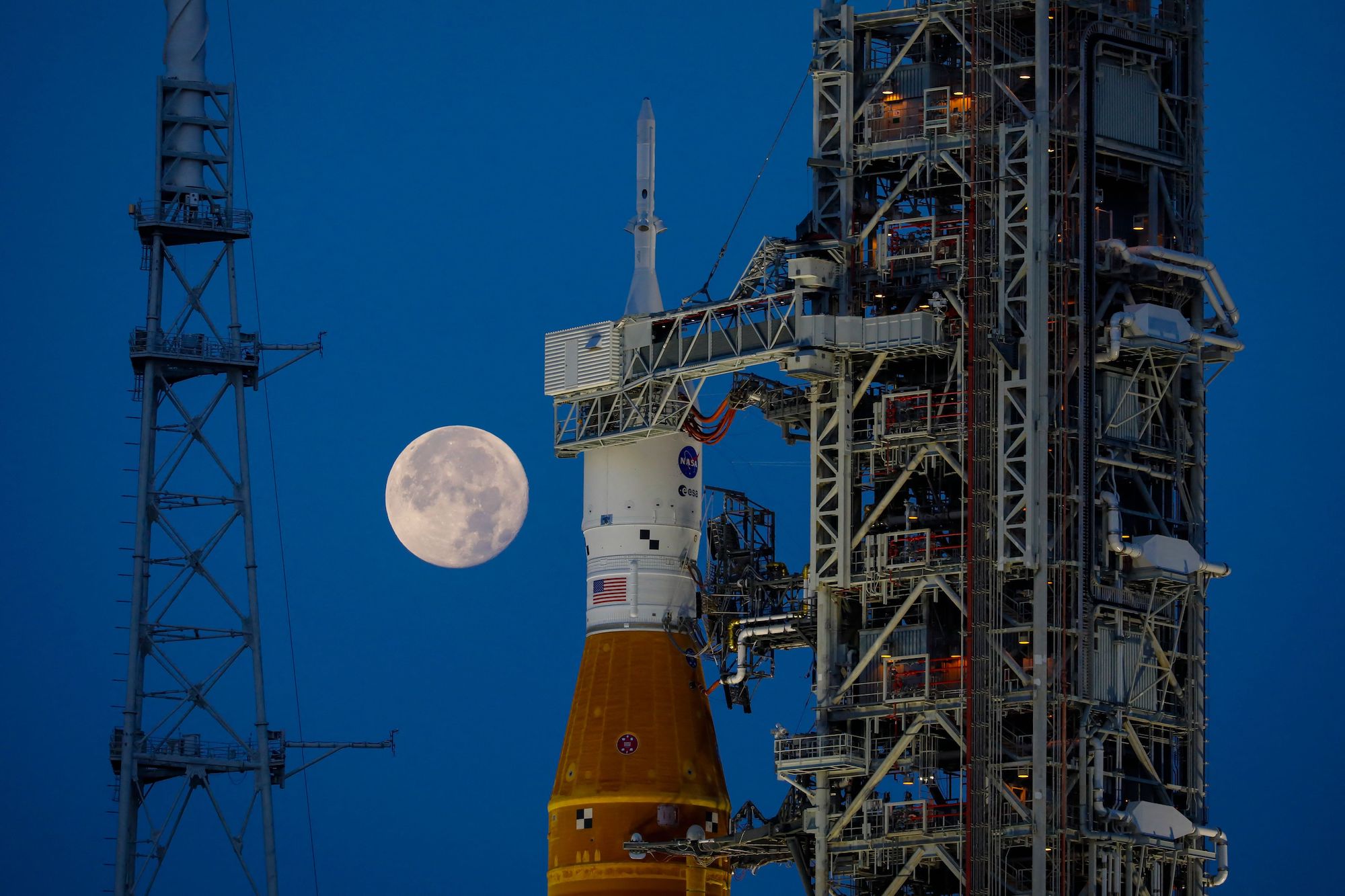 NASA'nın Artemis I Moon roketi, Kennedy Uzay Merkezi'ndeki Launch Pad Kompleksi 39B'de bulunuyor