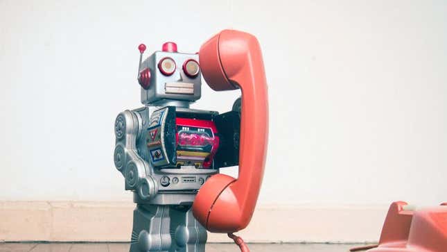 Telefon kullanan oyuncak robot