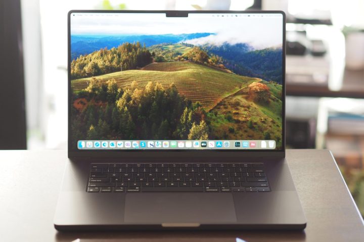 Ekranı ve klavyeyi gösteren Apple MacBook Pro 16'nın önden görünümü.
