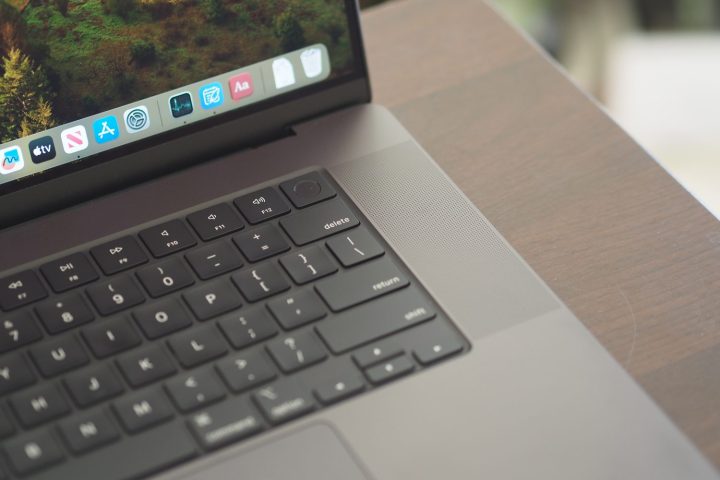 Apple MacBook Pro 16'nın klavyeyi ve hoparlörü gösteren aşağı doğru görünümü.