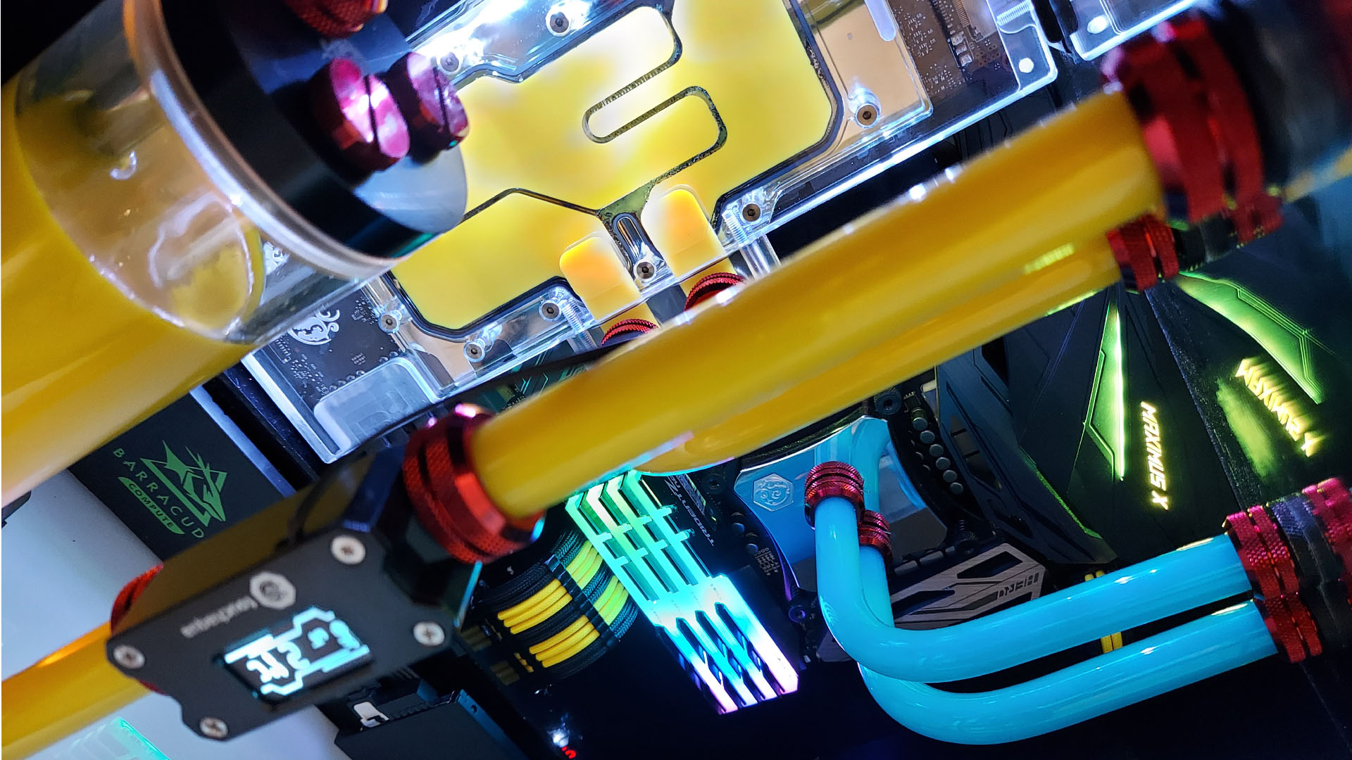Pac-Man oyun bilgisayarının içindeki sarı ve mavi su soğutmalı sistem