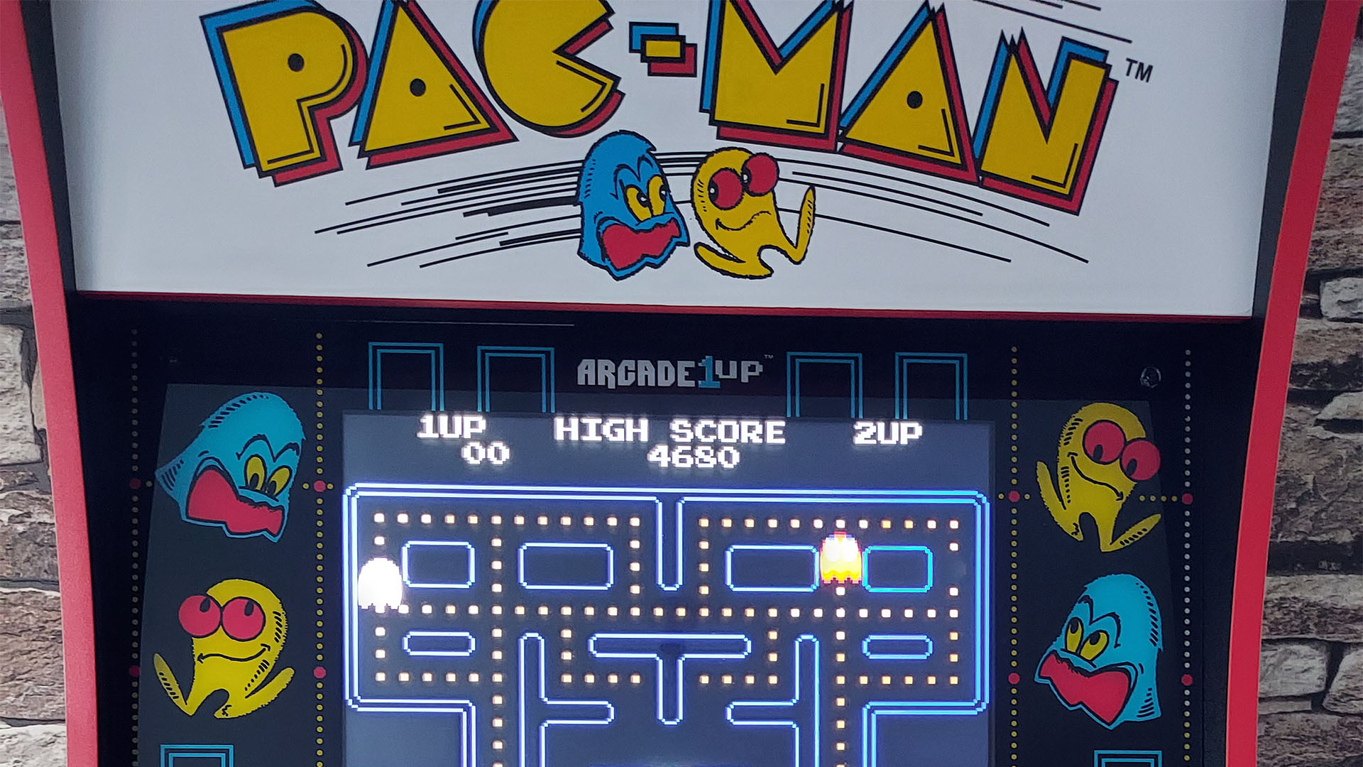 Pac-Man oyun bilgisayarının ekranında oynuyor