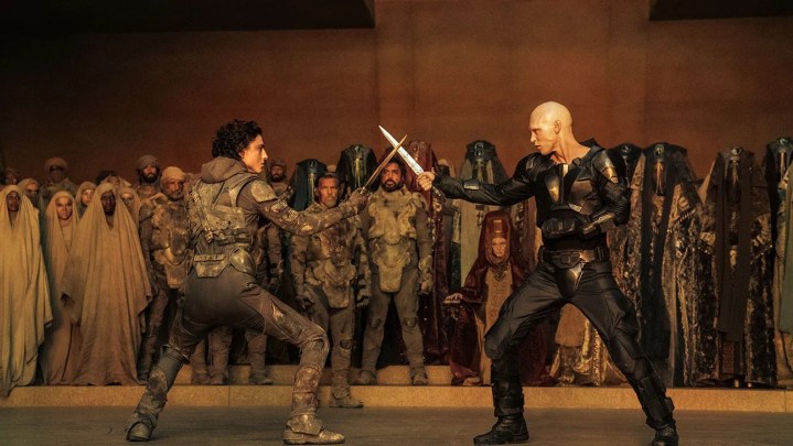 Dune: İkinci Bölüm'de Paul ve Feyd-Rautha'nın bıçak düellosu sırasında Timothée Chalament ve Austin Butler.