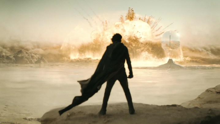 Timothée Chalamet, Dune: İkinci Bölüm'den bir karede uzaktaki bir patlamaya bakıyor