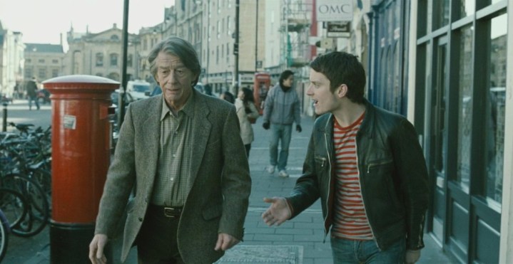 Oxford Cinayetleri'nde genç bir adam yaşlı bir adamla birlikte.