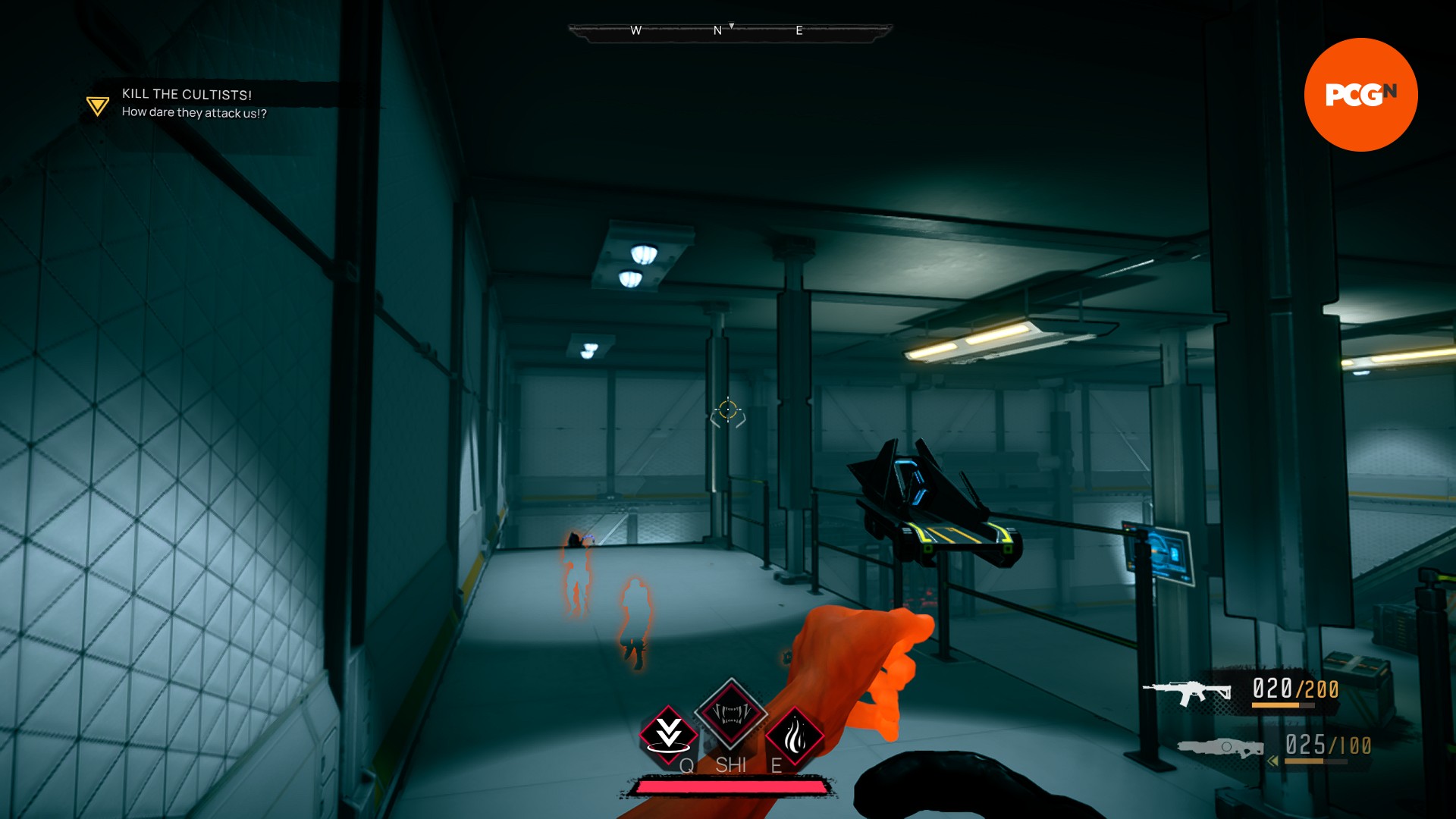 Düşmanlar bir depo alanına yaklaşırken turuncu bir el görünmez bir silah tutuyor