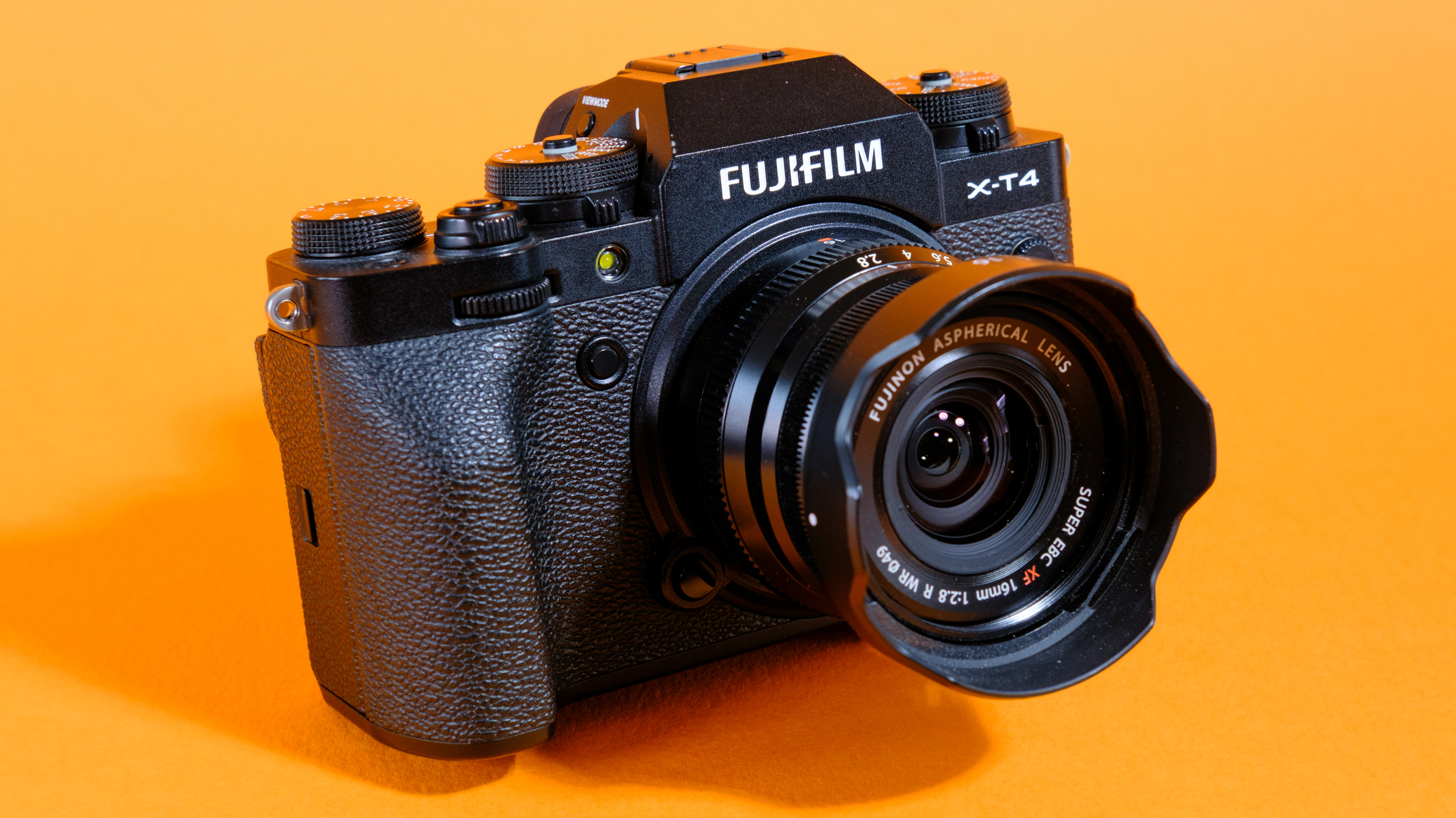 Fujifilm X-T4'ün turuncu arka planda çekilmiş bir fotoğrafı.