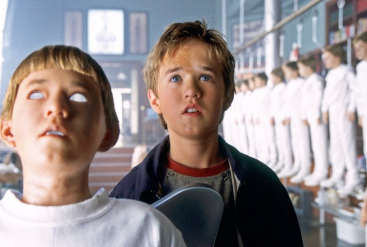 Bir çocuk yapay zeka yapay zekasındaki klonlarına bakıyor.