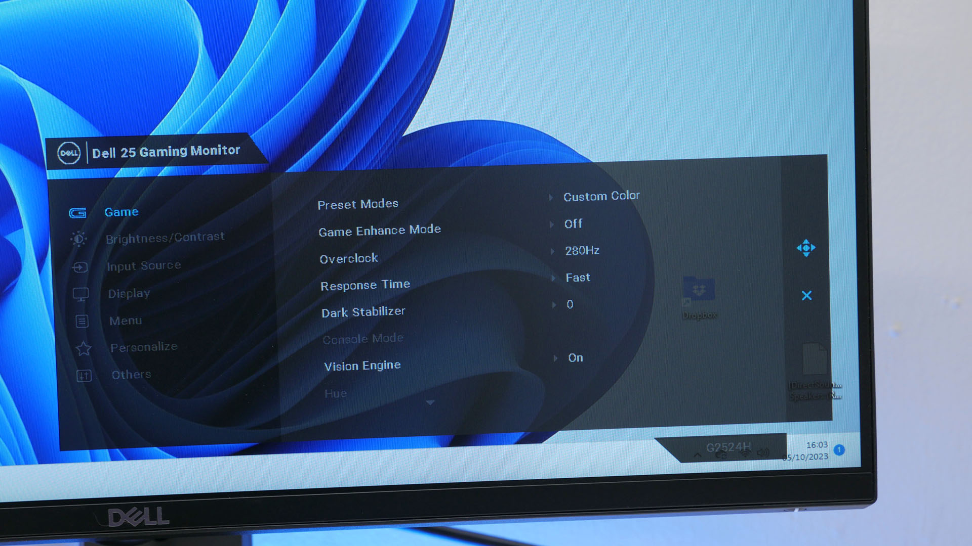 Dell G2524H inceleme görüntüsü, sistem menülerinden biri ekranda görünürken monitörün açık olduğunu gösterir.