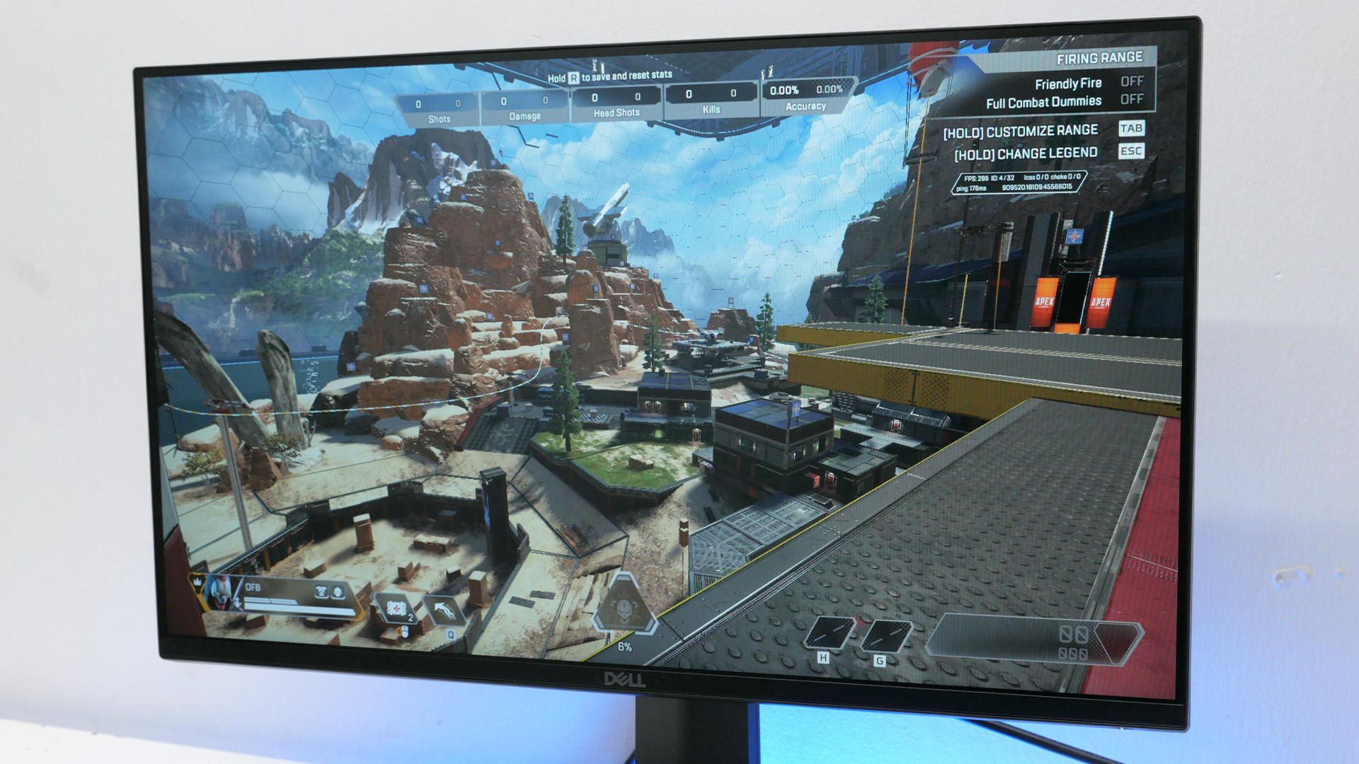 Dell G2524H inceleme görüntüsü, içinde modern bir şehir bulunan bir oyunu çalıştıran monitörü gösteriyor.