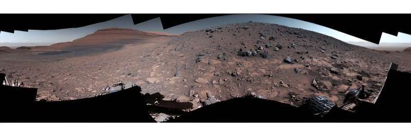 Curiosity gezgini Mars'taki dramatik çizgili arazide tırmanıyor