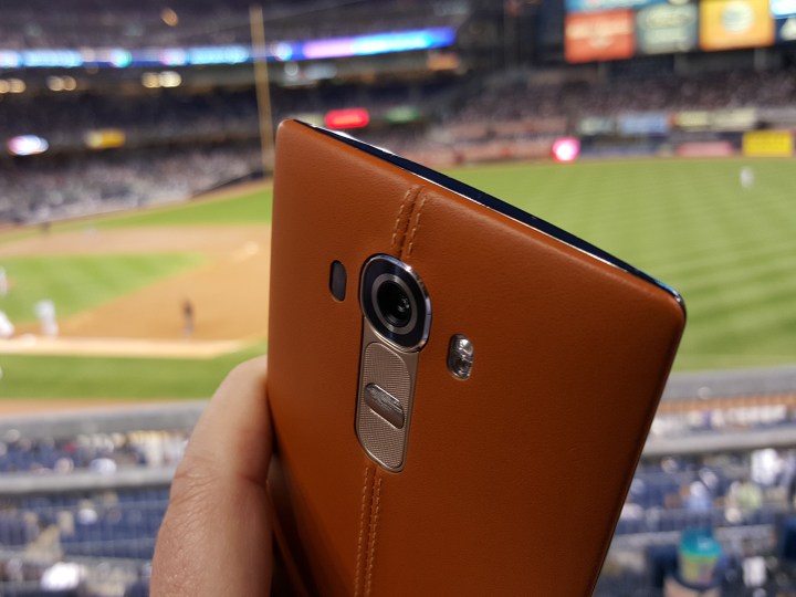 Deri sırtlı LG G4, 2015'te Yankee Stadyumu'nda.