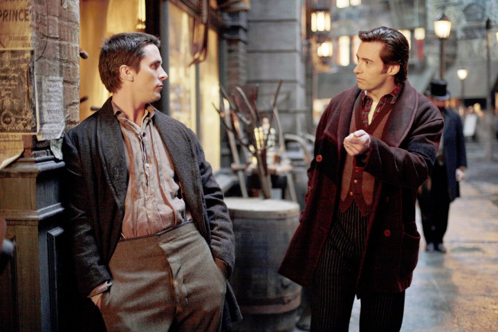 Christian Bale ve Hugh Jackman Prestige'de birbirlerine bakıyorlar.