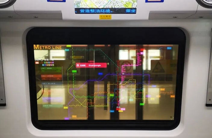 Çin'in Shenzhen kentindeki bir metro treninde şeffaf ekran - Şeffaf ekranlı telefon: bu mümkün mü?