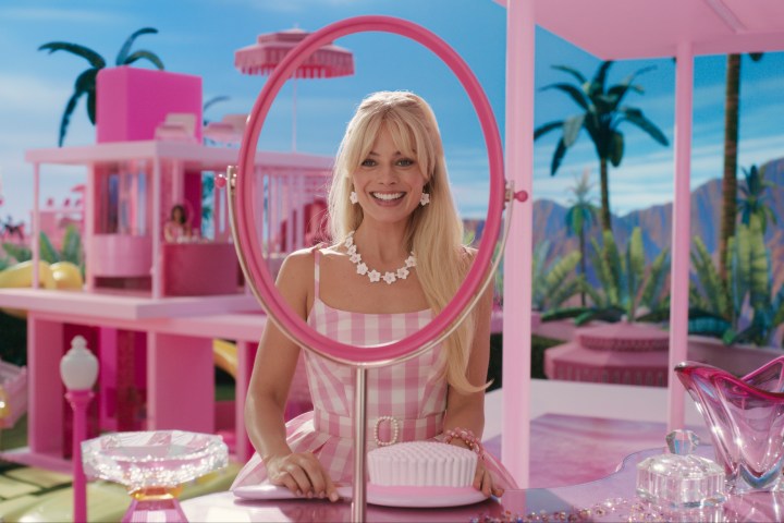 Margot Robbie, Barbie'de aynasız bir aynaya bakıyor.
