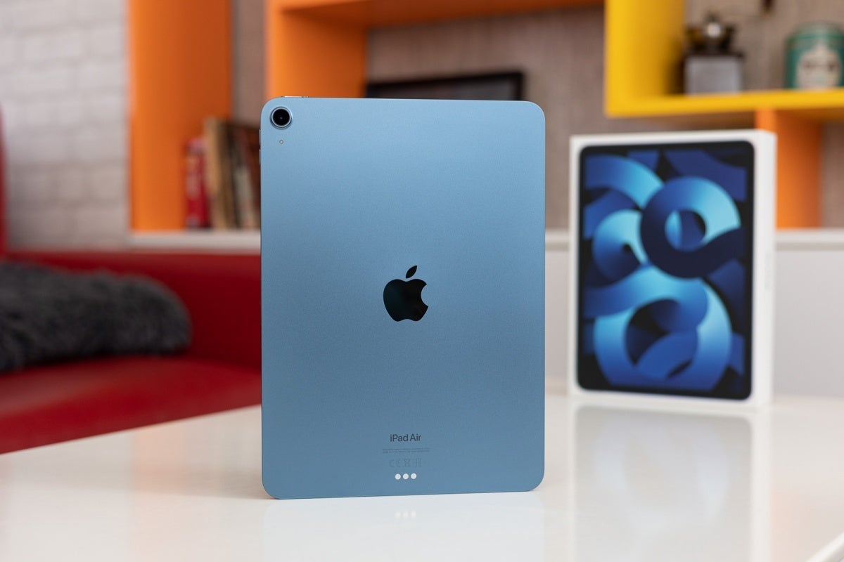 Tek boyutlu 2022 iPad Air'in (burada resimde) 2024'te iki devam filmi alması bekleniyor.  - Apple'ın yeni nesil iPad Pro'ları ve iPad Air'leri önümüzdeki aylarda 'hala geliyor'