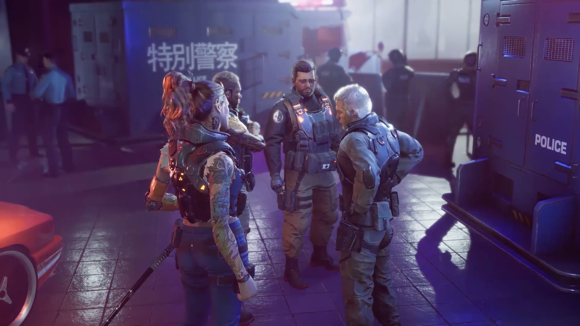 Bir grup siberpunk paralı askeri, duvarlarında Çince karakterler bulunan bir sanayi bölgesinde yağmurun altında duruyor