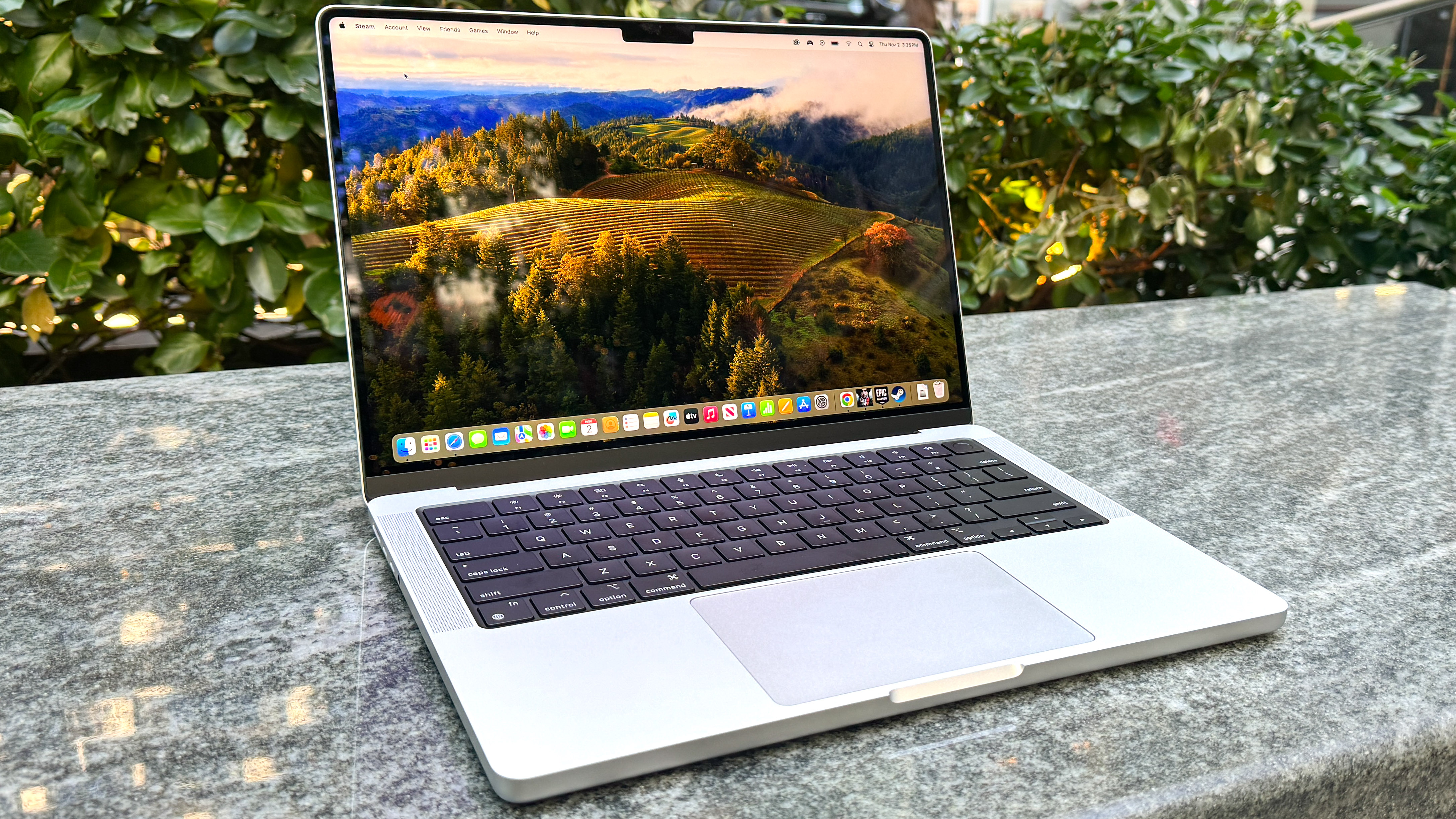 Mermer bankta MacBook Pro 14 inç M3