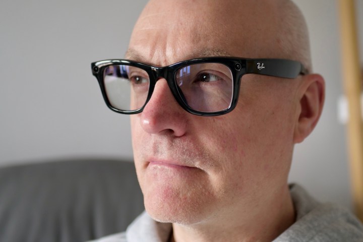 Ray-Ban Meta akıllı gözlük takan bir kişi.