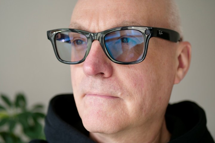 Ray-Ban Meta akıllı gözlük takan bir kişi.