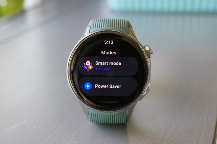 Akıllı Modu ve Güç Tasarrufu modlarını gösteren OnePlus Watch 2.