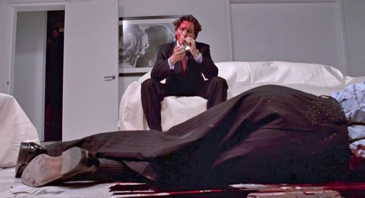 Patrick Bateman American Psycho'da ölü bir kurbana bakıyor