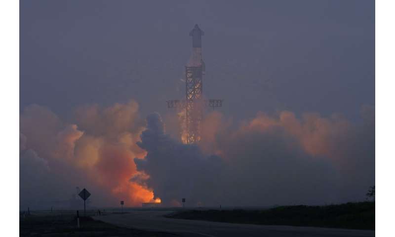 SpaceX mega roketin test uçuşunu tamamlamaya yaklaşıyor ancak sona yaklaşırken uzay aracını kaybediyor