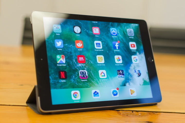 Apple iPad 9.7 masa yüzeyinde.
