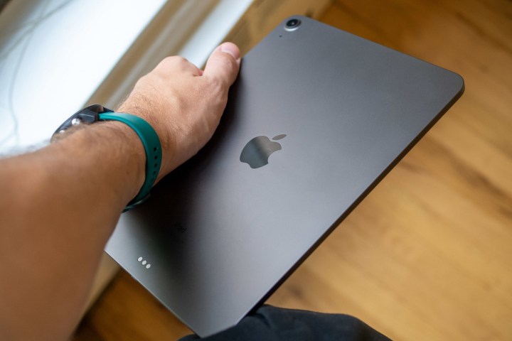 Apple iPad Air 2020 tutan bir kişinin kolu.