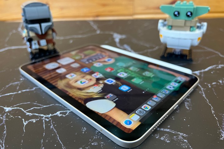iPad Mini, ekranını gösterecek şekilde masanın üzerine belli bir açıyla yerleştirildi.