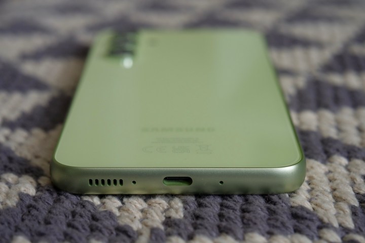 Samsung Galaxy A54'ün şarj portu.
