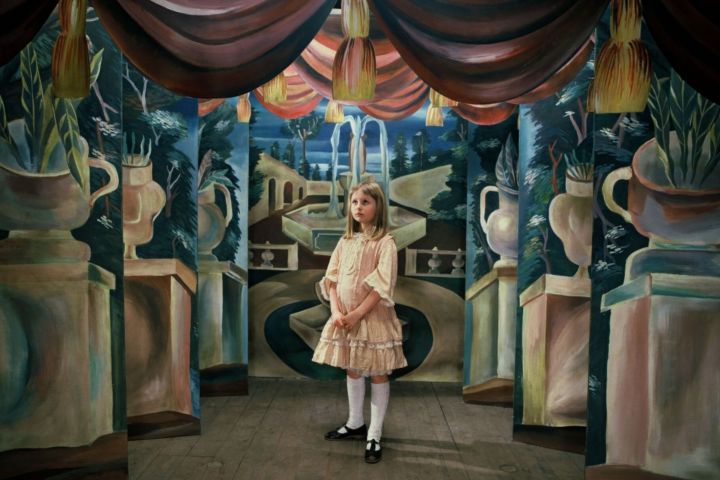Alice'te (1988) bir odanın ortasında bir kız duruyor.