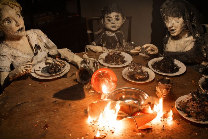 The Wolf House'da (2018) yemek masası etrafındaki karakterler