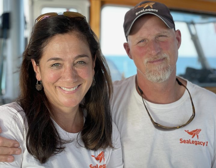 Cristina Mittermeiter ve Paul Nicklen bir gemide fotoğraf çektiriyor.