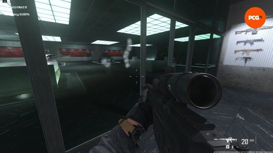 Warzone SOA Subverter: Elinde silah olan ve içinde kurşun delikleri bulunan cam panele bakan bir kişi.