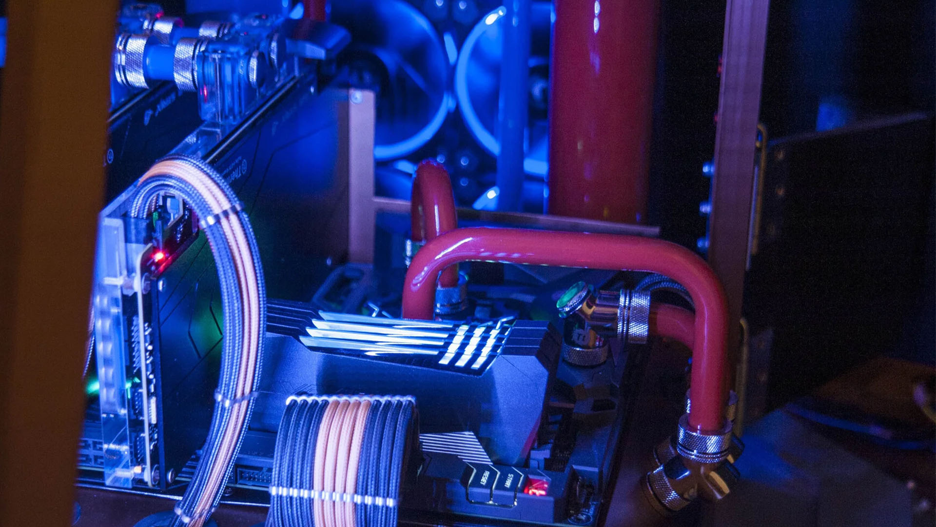 Doctor Who Dalek oyun bilgisayarı yapısı;  içeride su soğutma döngüsü