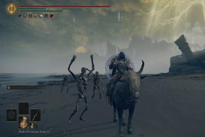 Ölümsüz yaratıklar onlara saldırırken bir Elden Ring oyuncusu atının üzerinde oturuyor.