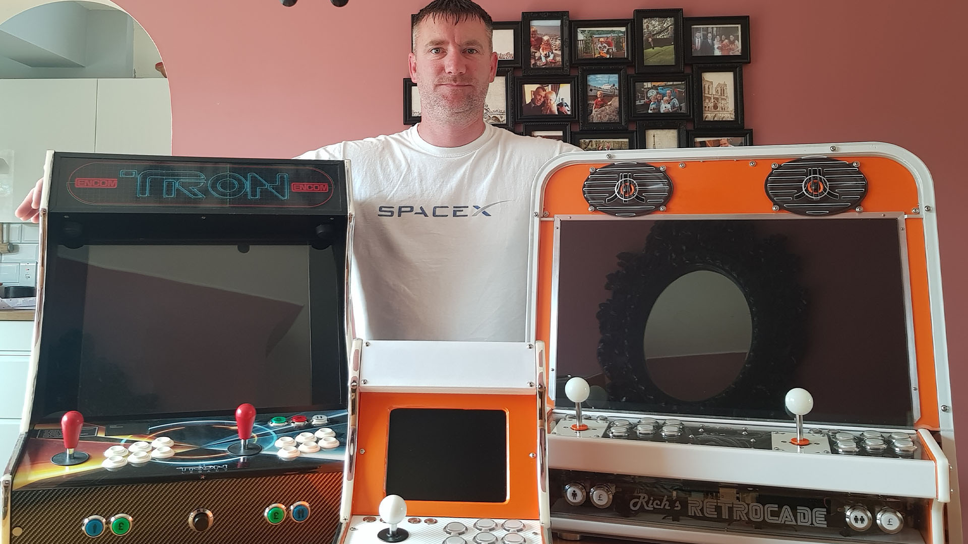 Retro arcade oyun özel bilgisayarı yapısı: Retrocade ve Tron arcade kabin tasarımlarıyla Rich Jones