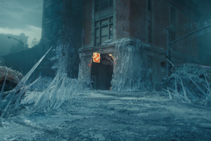 Ghostbusters: Frozen Empire'da Ghostbusters itfaiye binası buzla kaplı.