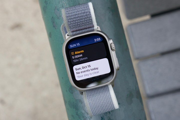 Apple Watch Ultra 2'deki watchOS 10 Smart Stack widget'ları.