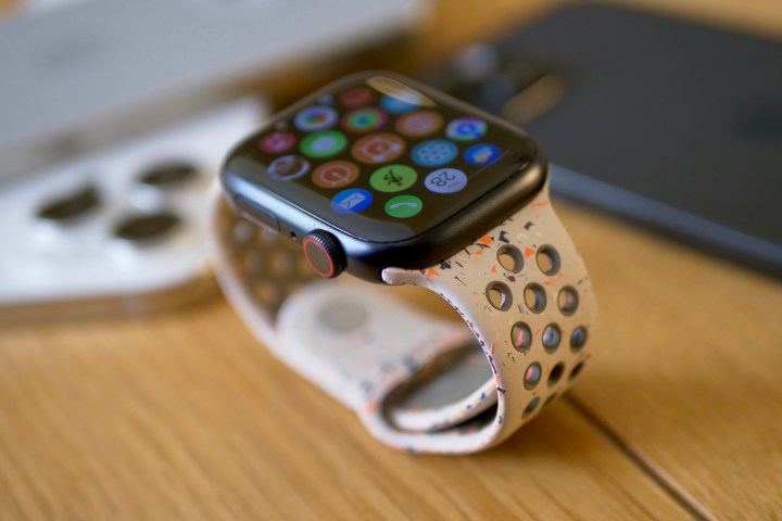 Apple Watch Series 9'daki kavisli ekran.