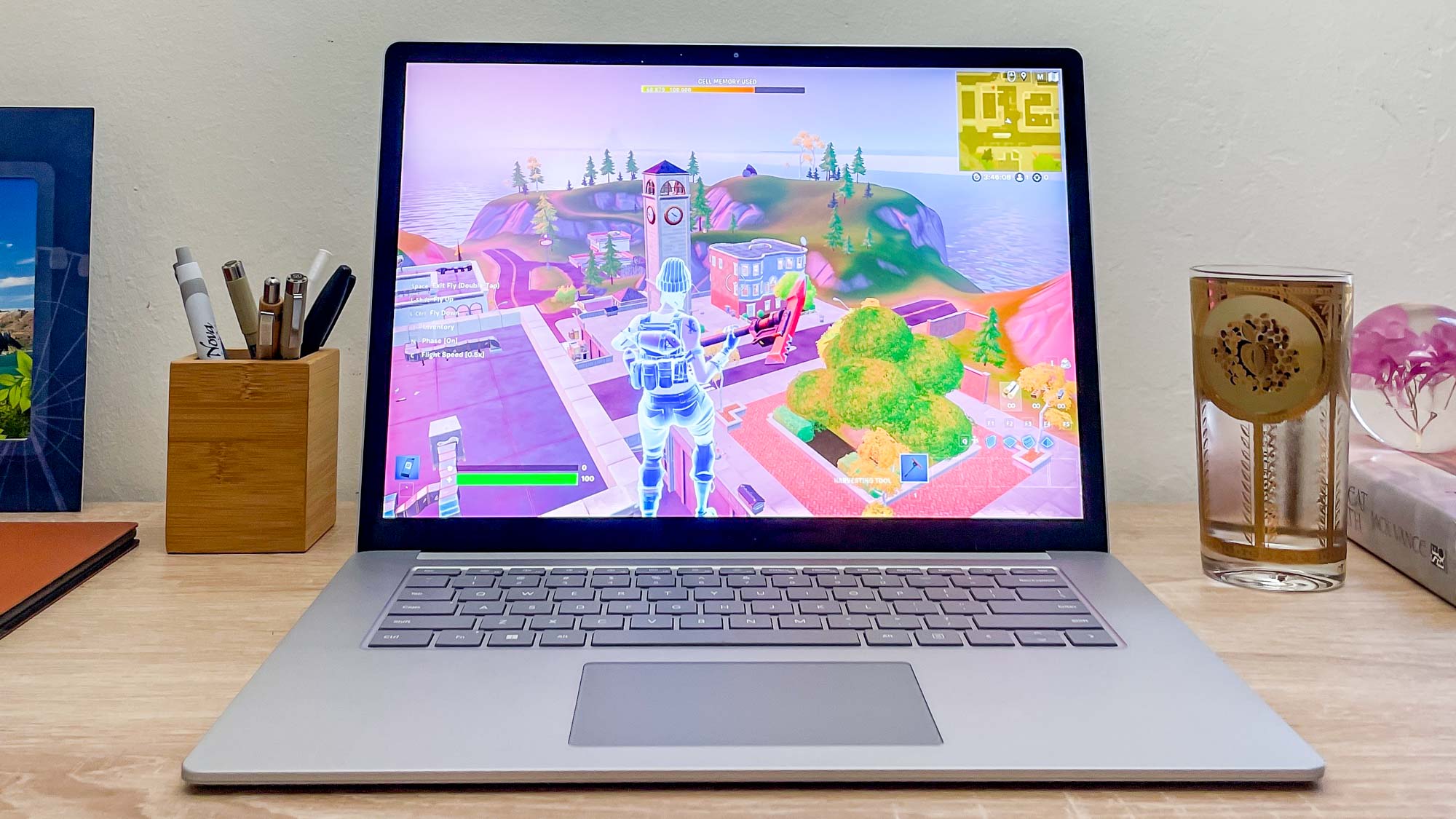Ekranda Fortnite oynatılırken masadaki Surface Laptop 5