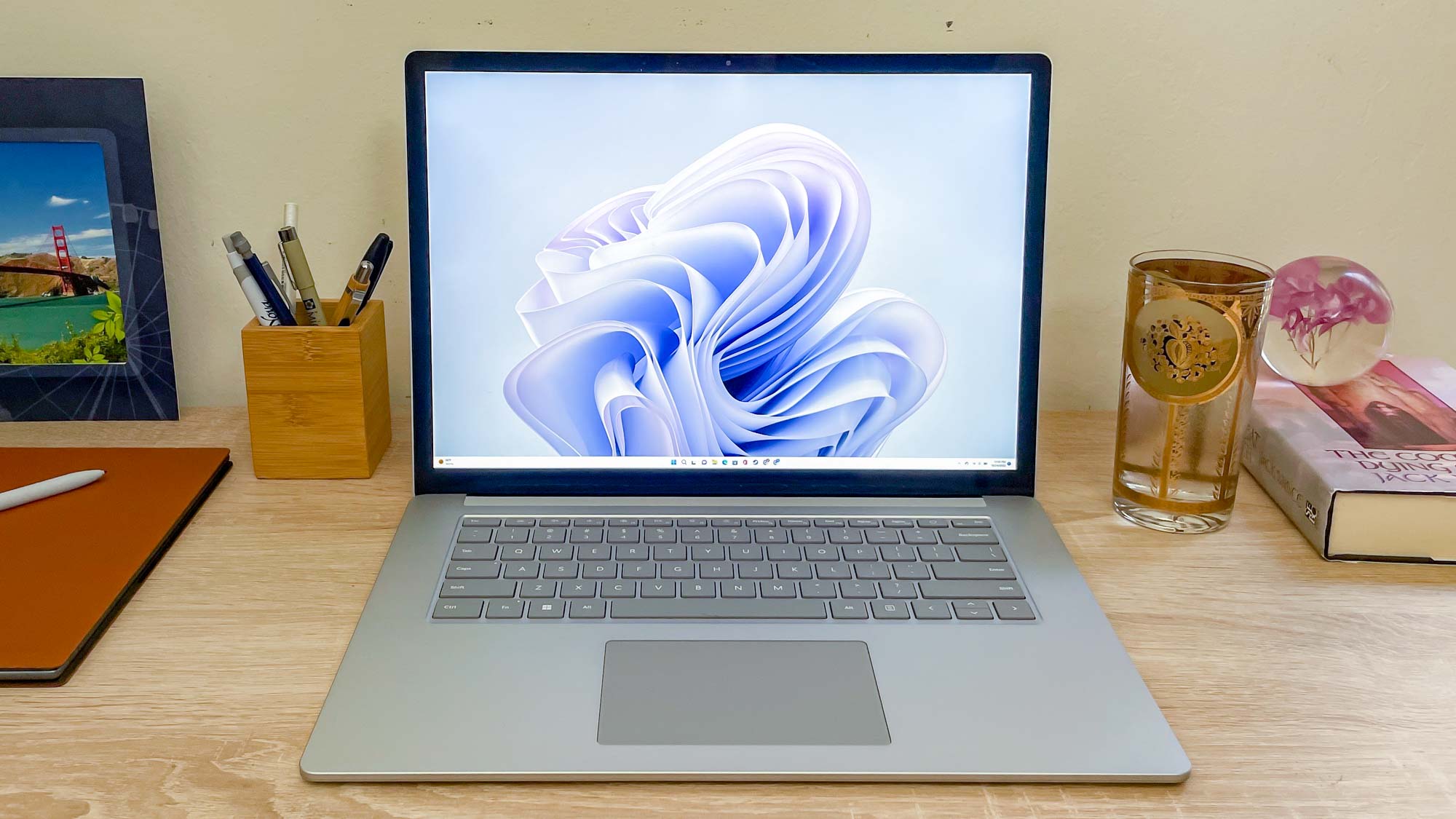 Surface Laptop 5, Windows 11 masaüstünü gösteren masanın üzerinde açık