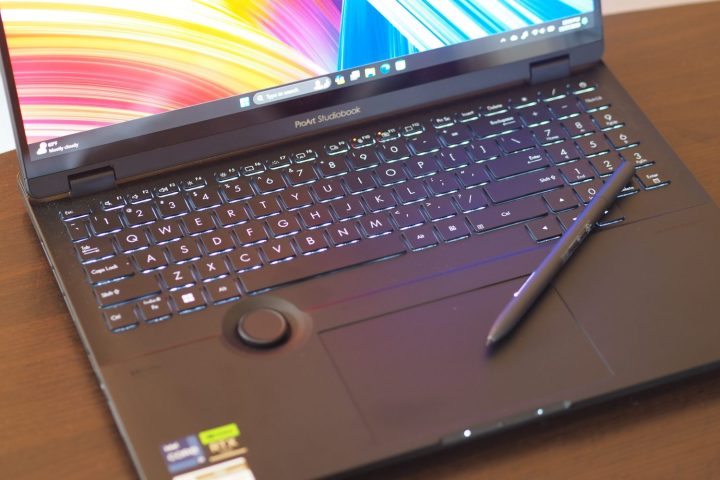 Asus ProArt Studiobook 16 OLED'in klavyeyi, dokunmatik yüzeyi ve kalemi gösteren yukarıdan aşağıya görünümü.