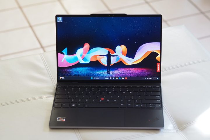 Lenovo ThinkPad Z13 Gen 2'nin ekranı ve klavyeyi gösteren önden görünümü.