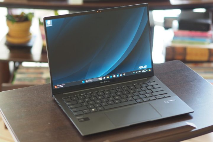 Asus Zenbook 14 Q425'in ekranı ve klavyesini gösteren ön açılı görünümü.