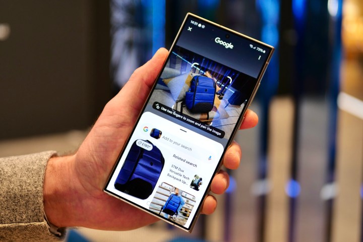 Aramak için Daire özelliğini kullanan Samsung Galaxy S24 Ultra'yı tutan bir kişi.