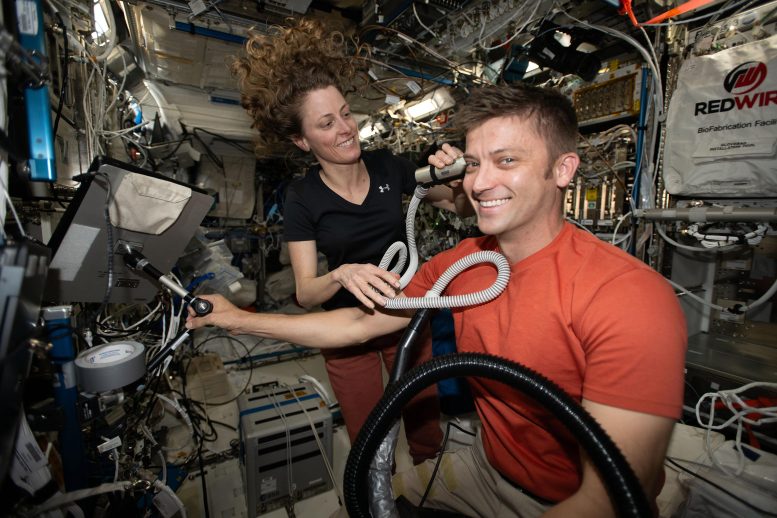 Astronot Matthew Dominick, Astronot Loral O'Hara'dan Saç Kesimi Aldı