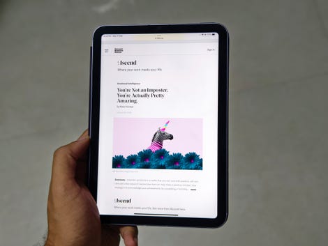 Bir makale okumak için iPad Mini'yi tutmak.