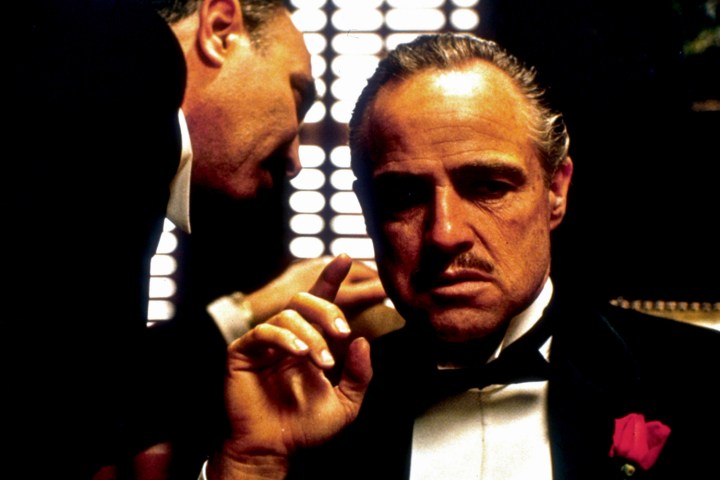 Marlon Brando "The Godfather" filminden bir sahnede nasihat dinliyor.